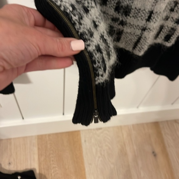 LIKE NEW! Banana Republic Women’s Black and Plaid Sweater- M - Picture 2 of 3